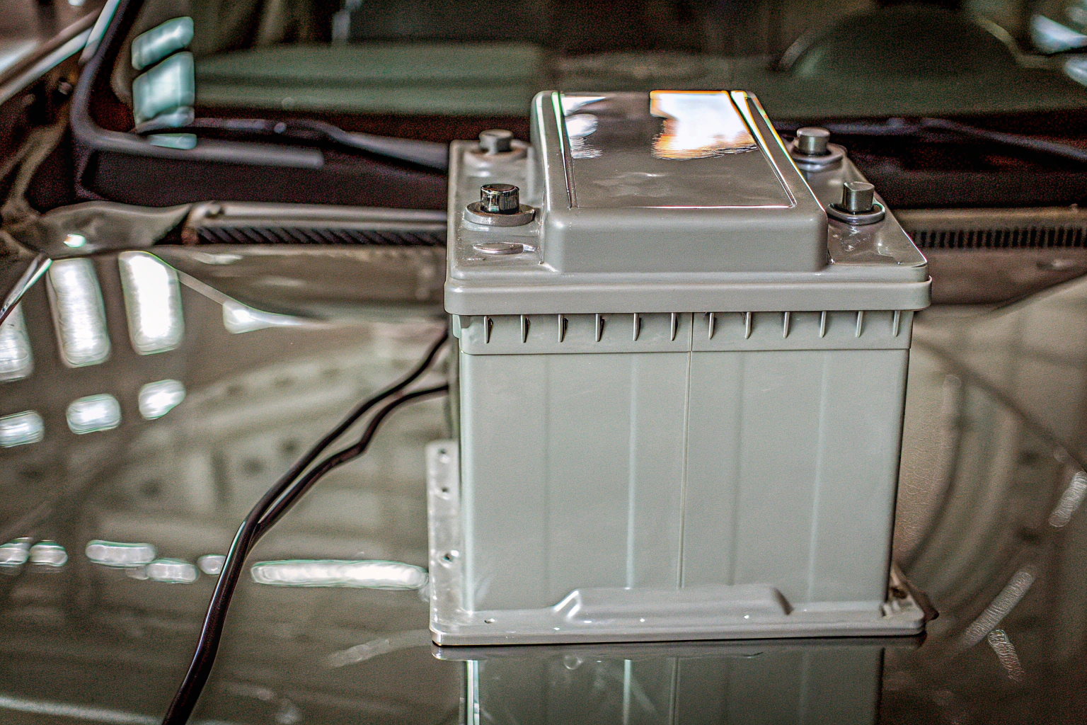 Eine moderne Autobatterie, die speziell für Start-Stopp-Systeme entwickelt wurde, um die Effizienz zu erhöhen. Moderne Autobatterie für Start-Stopp-Systeme