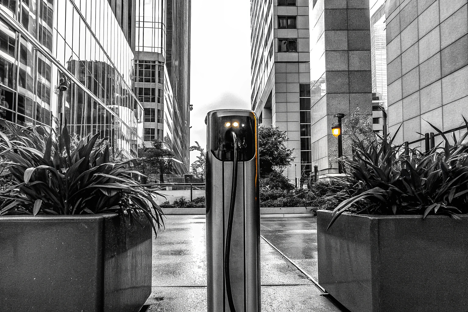 Eine moderne Ladestation für Elektroautos, die in einer urbanen Umgebung installiert ist. Elektroauto-Ladestation in der Stadt
