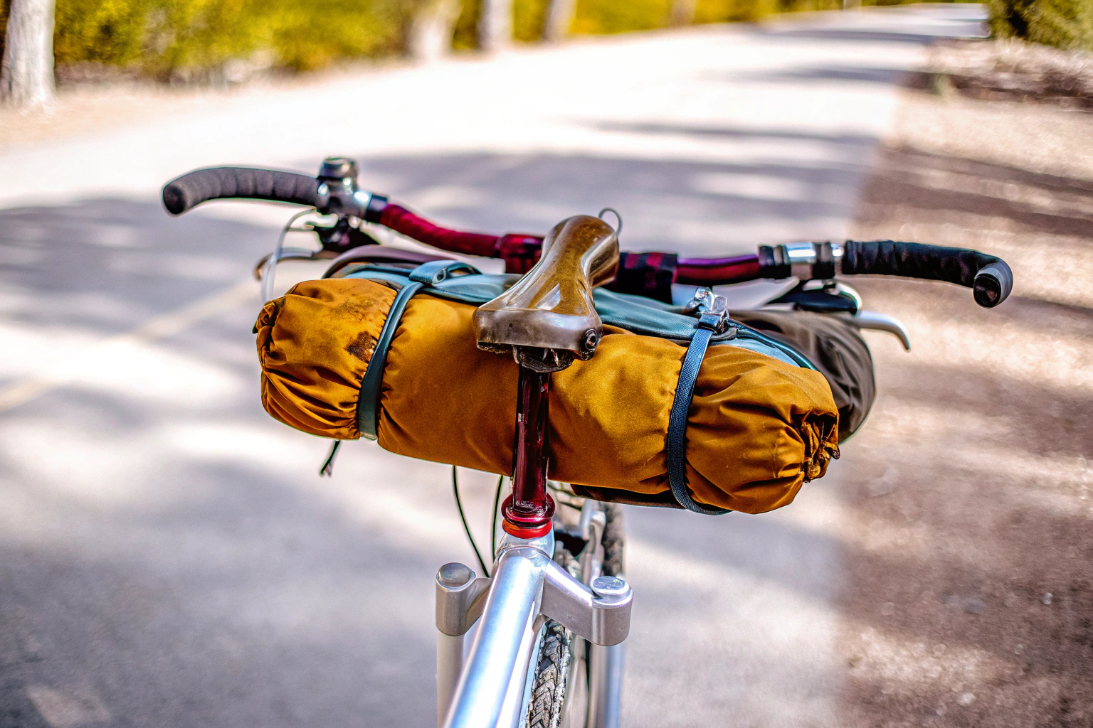 Bikepacking-Ausrüstung auf einem Fahrrad