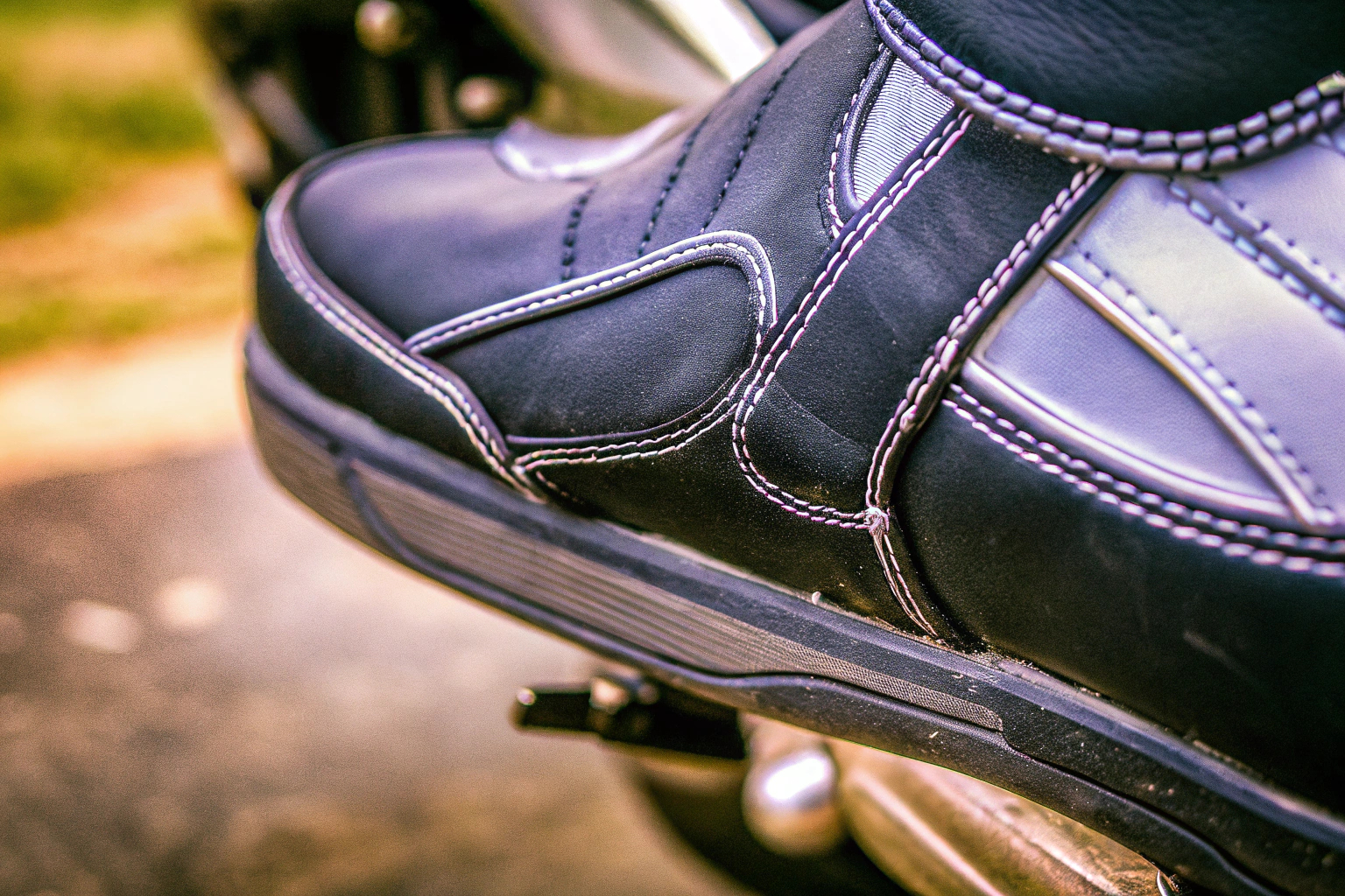 Eine Nahaufnahme eines Motorrad-Schuhschutzes, der über einem Schuh angebracht ist. Motorrad-Schuhschutz