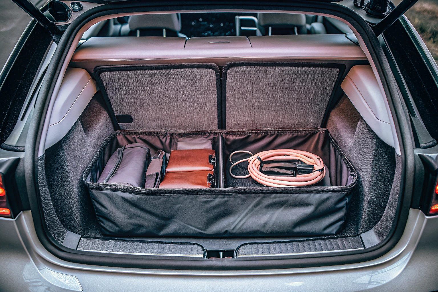 Eine rutschfeste Kabeltasche im Kofferraum eines Elektroautos, die für zusätzliche Sicherheit sorgt. Rutschfeste Ladekabel Tasche im Kofferraum