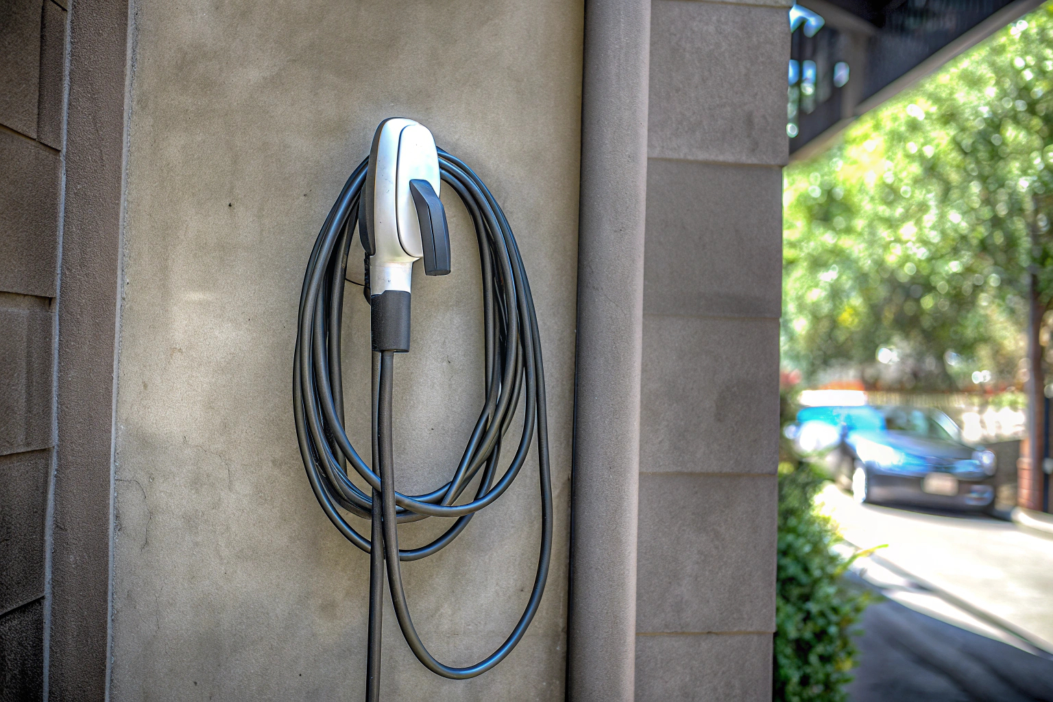 Eine Typ 2 Kabelhalterung an einer Ladesäule, die für Ordnung sorgt und das Kabel sauber hält. Typ 2 Kabelhalterung