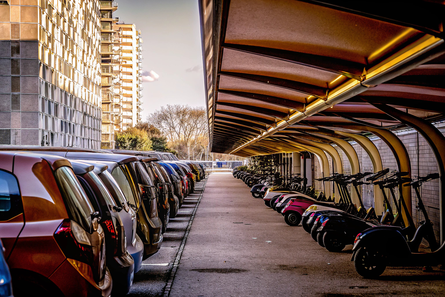 Eine Übersicht von Carsharing-Autos an einer urbanen Abholstation. Carsharing Abholstation in der Stadt