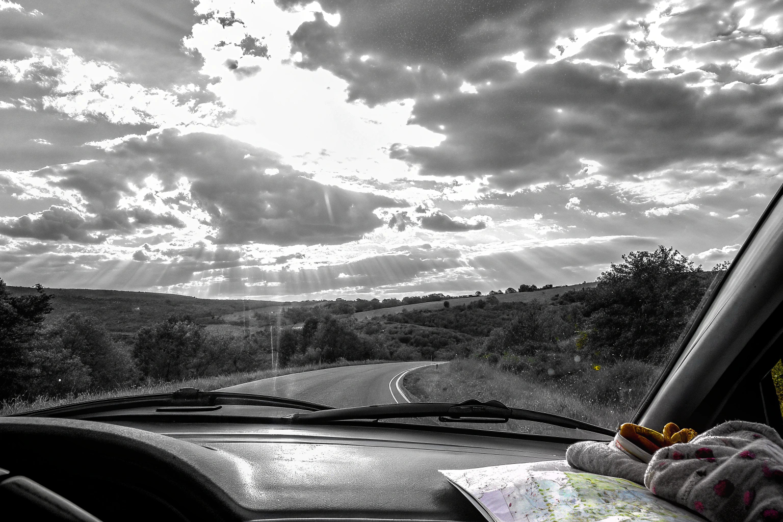 Familie auf einem Roadtrip, die die Landschaft aus dem Auto genießt. Familie auf Roadtrip