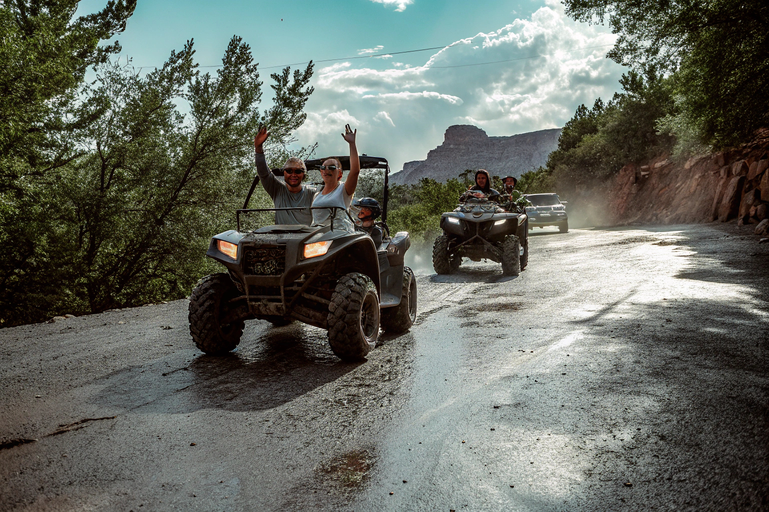 Familien genießen ein Offroad-Abenteuer mit Geländefahrzeugen in einer malerischen Umgebung. Familien-Offroad-Abenteuer