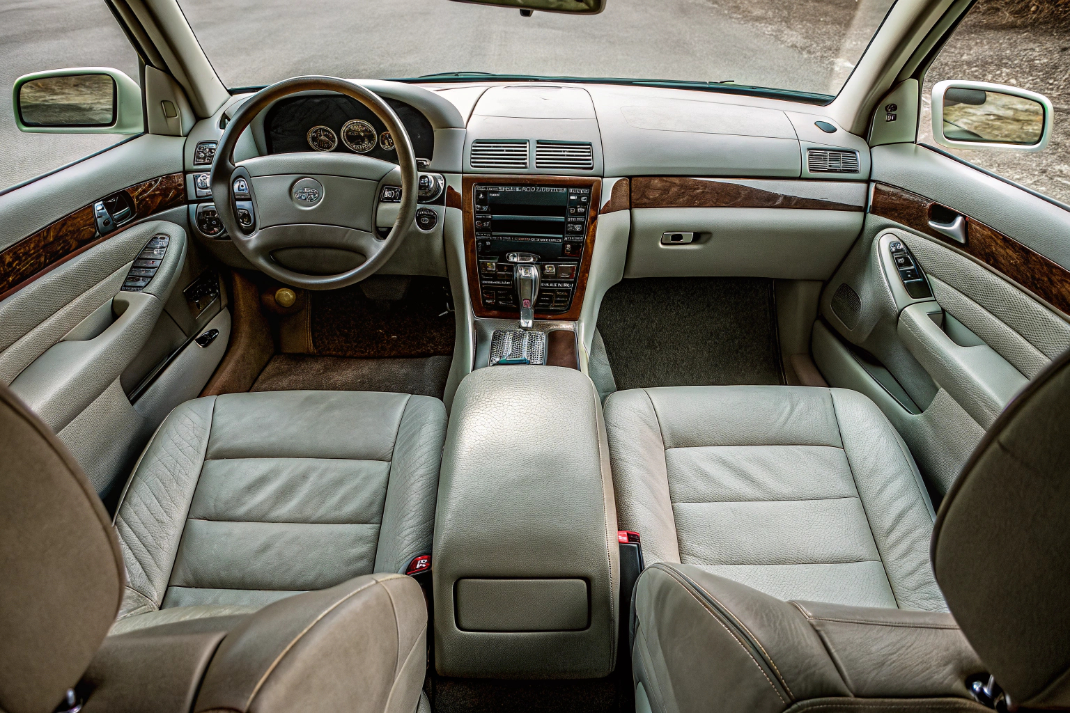 Innenansicht eines sauberen Autos mit glänzendem Armaturenbrett und Sitzen. Sauberes Auto-Interieur