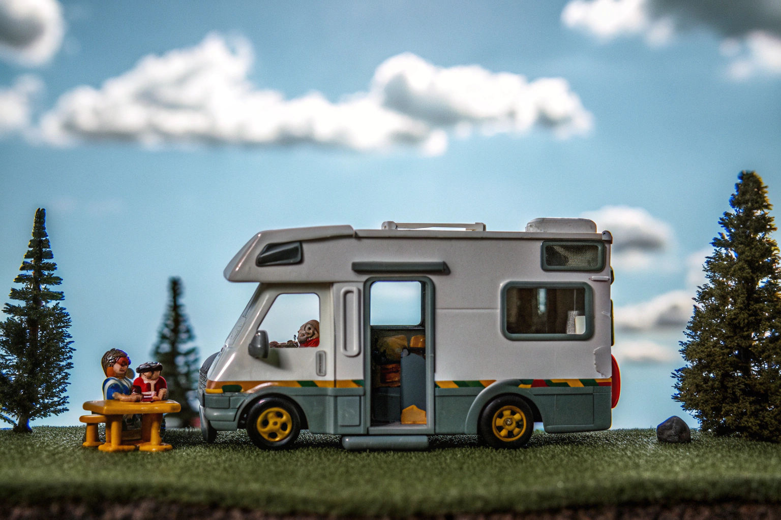 Kind spielt mit Wohnmobil-Spielzeug