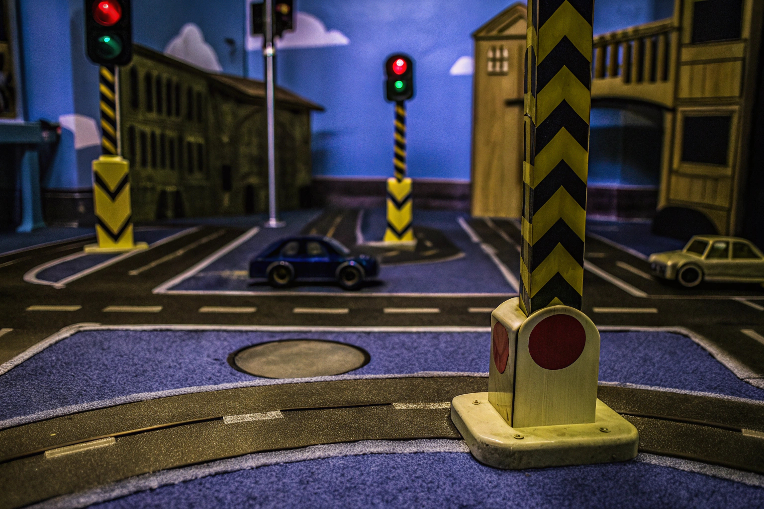 Kinder, die mit einem Verkehrszeichen-Spielset die wichtigsten Verkehrsregeln lernen. Kinder spielen mit Verkehrsschildern