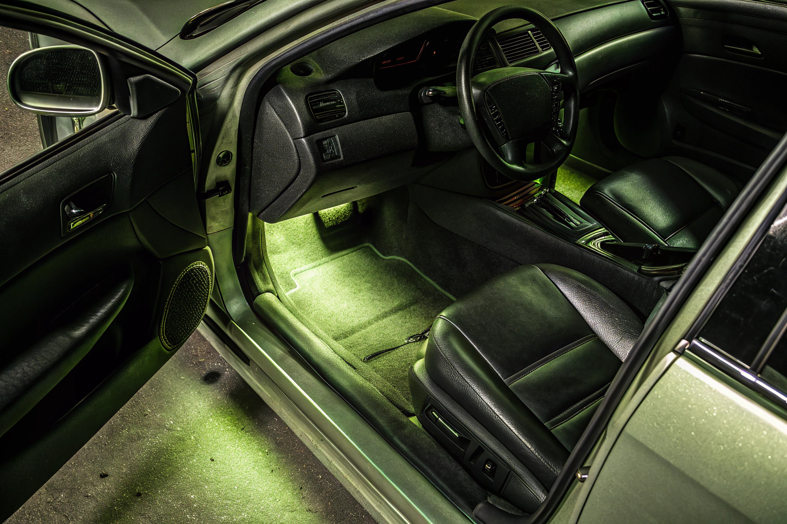 Mehrfarbige LED-Streifen, die den Innenraum eines Autos in ein spektakuläres Licht tauchen. Mehrfarbige LED-Streifen im Auto