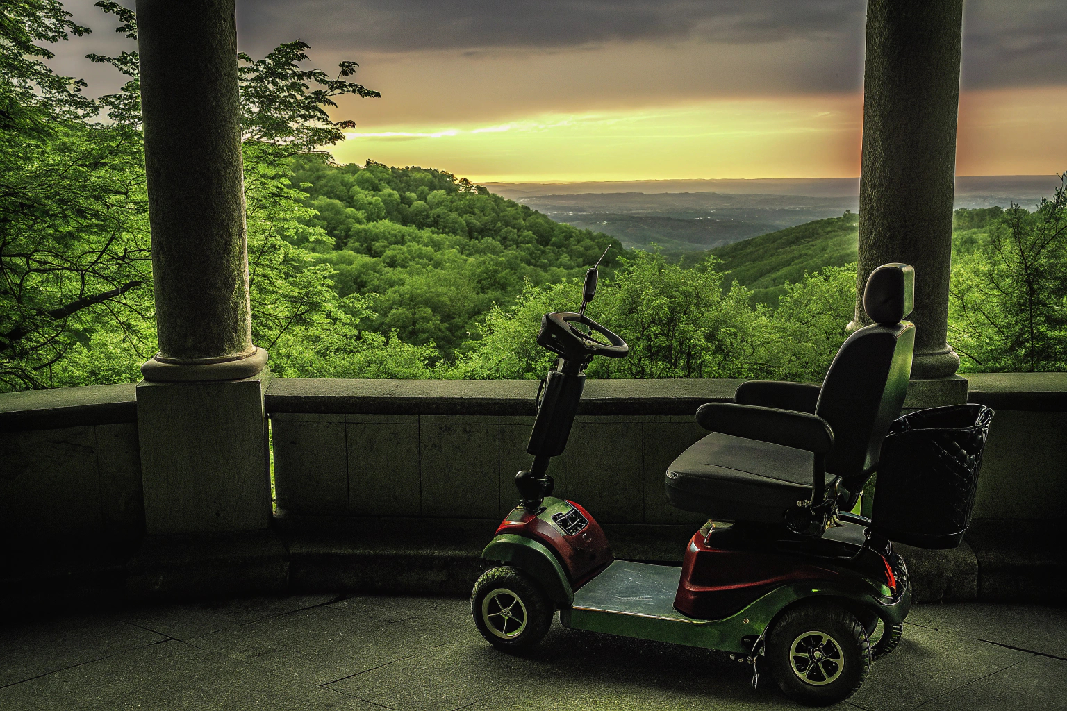 Mobilitätsroller an malerischem Aussichtsort vor Fahrtbeginn Reise mit Mobilitätsroller