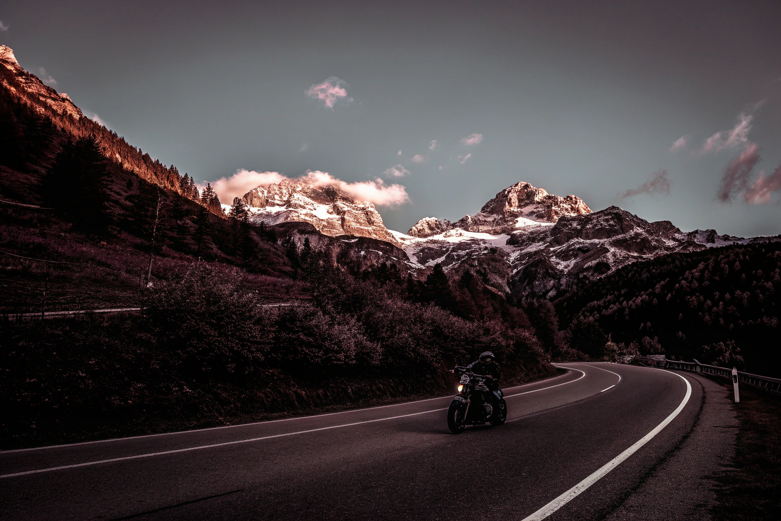 Motorradfahrer in den Alpen