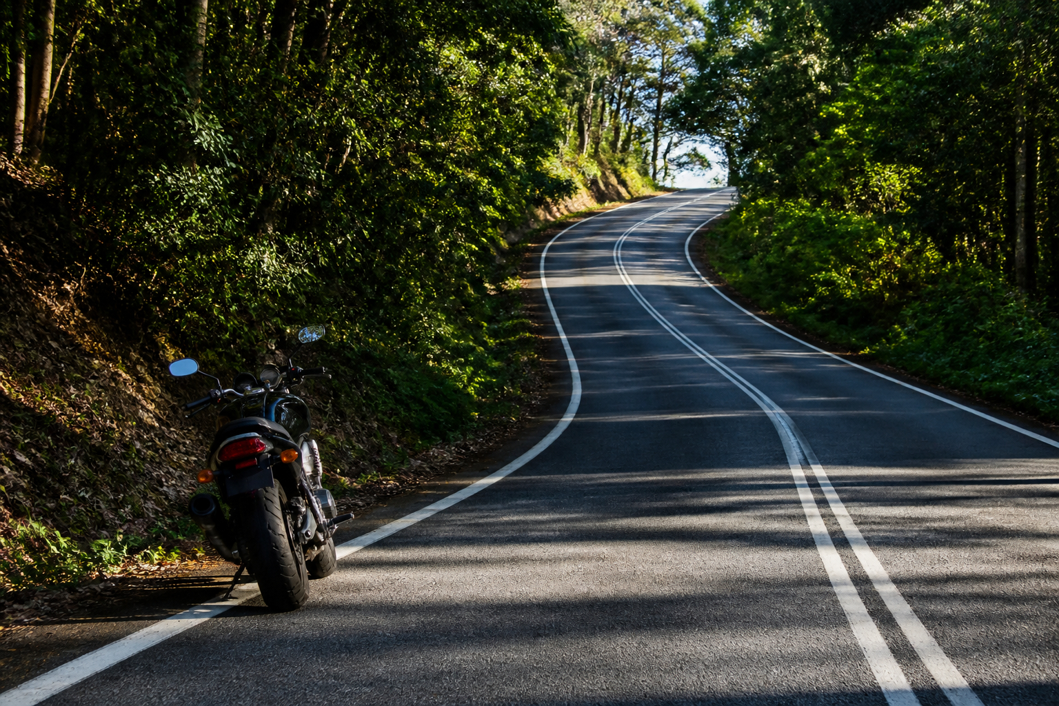 Defensives Motorradfahren in einer unübersichtlichen Kurve