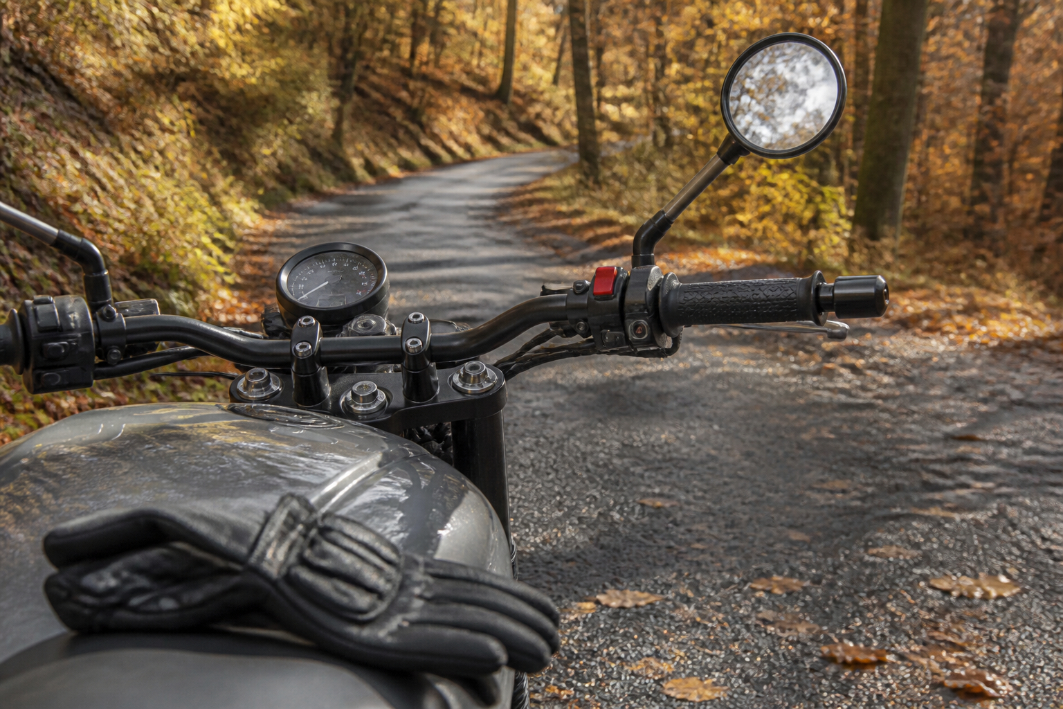 Motorradfahrer nutzt Heizgriff-Regelung bei kaltem Wetter