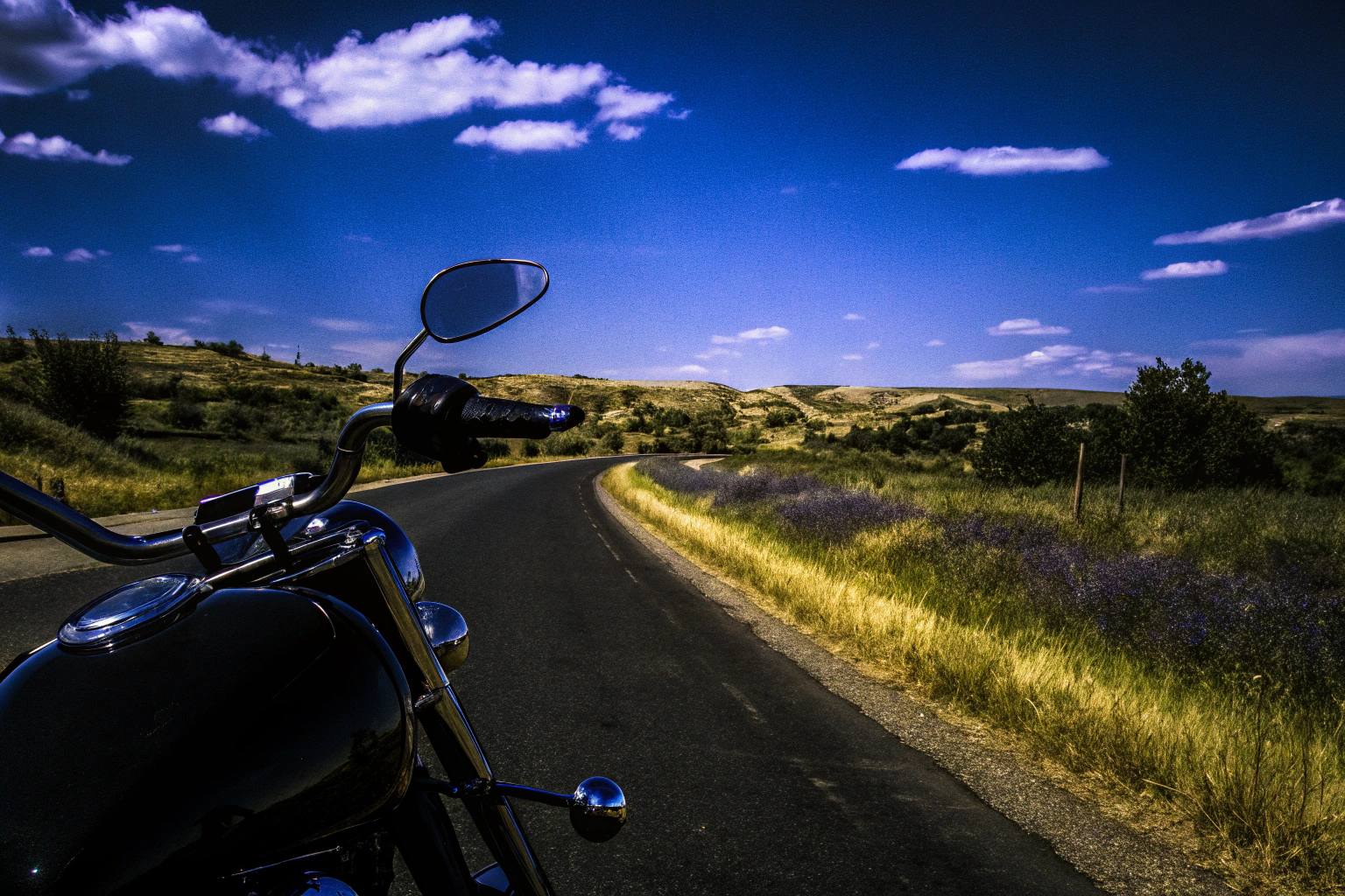 Motorradfahrer auf Landstraße