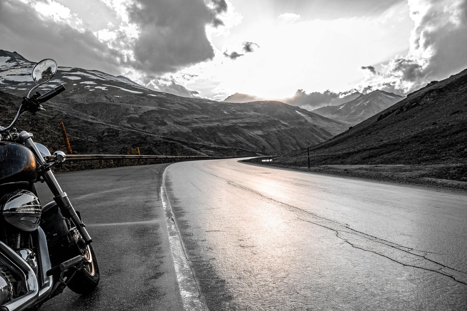 Motorradfahrer auf Bergstraße im Balkan