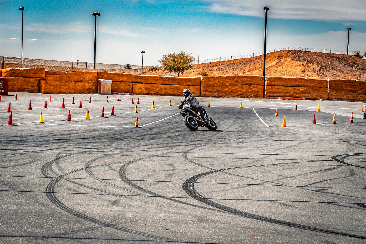 Motorradfahrer beim Kegeltraining auf einem Parkplatz Motorradfahrer beim Kegeltraining