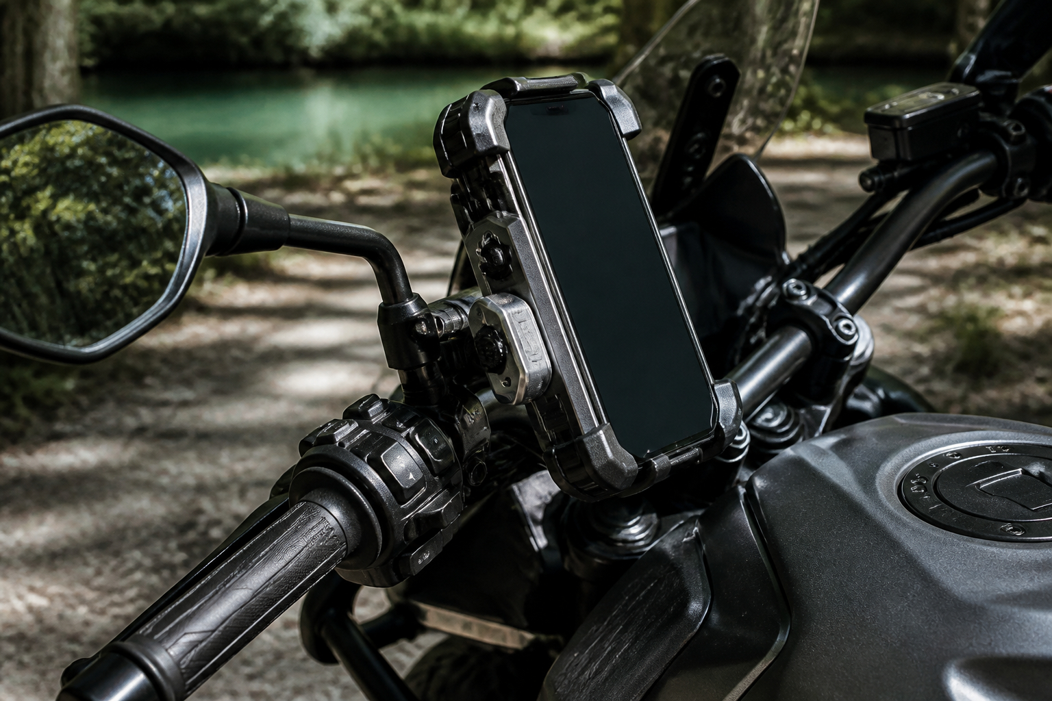 Sicherheitscheck einer Motorrad-Handyhalterung vor der Fahrt