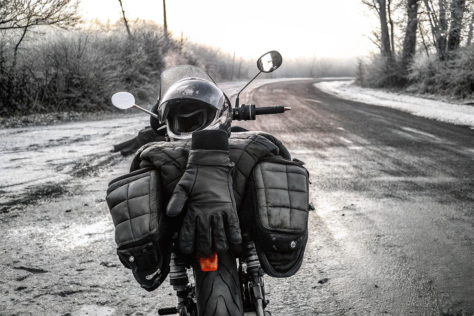 Motorradfahrer im Winter mit Schutzkleidung