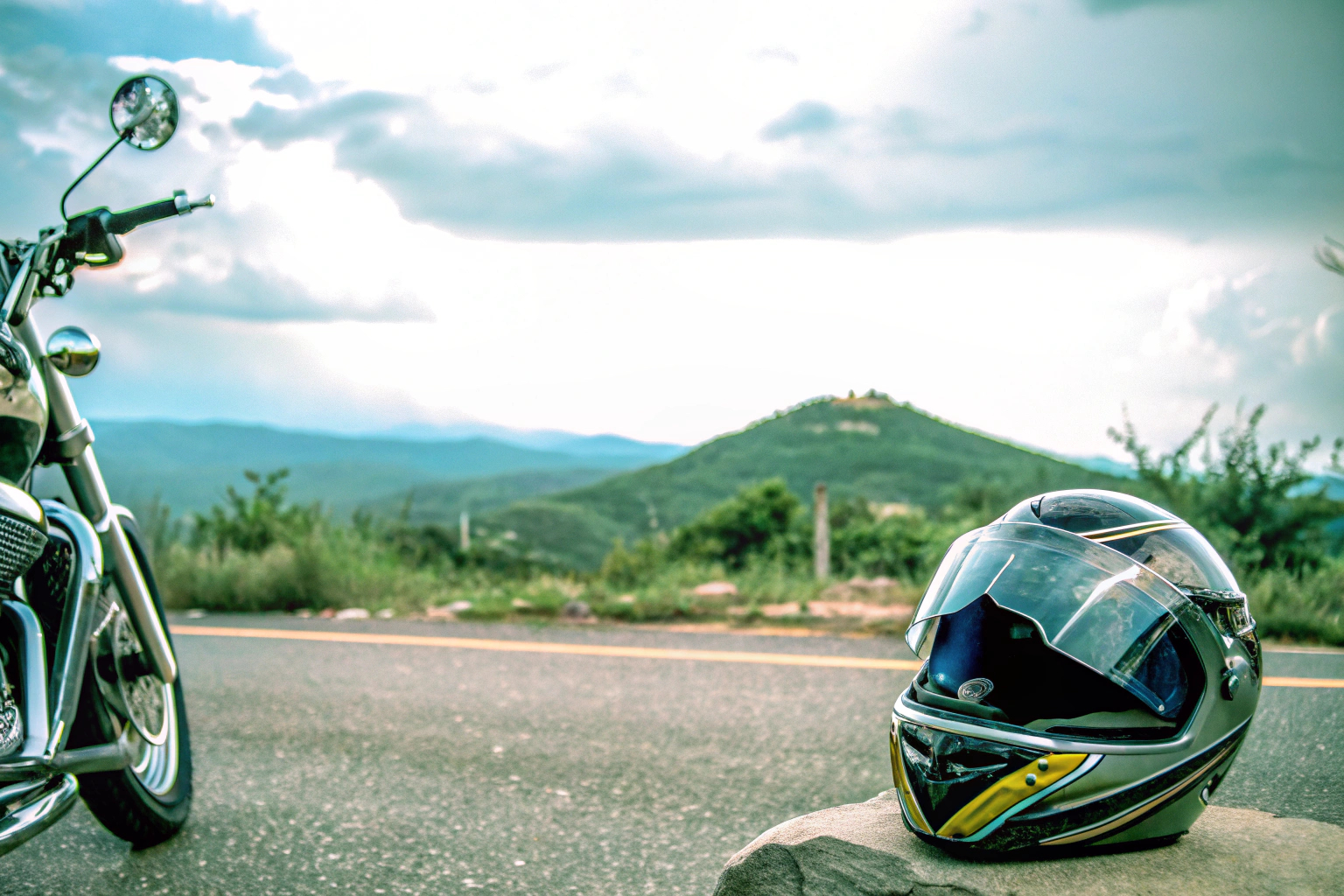 Motorradfahrer mit Atemmaske während des Trainings Motorradfahrer mit Atemmaske