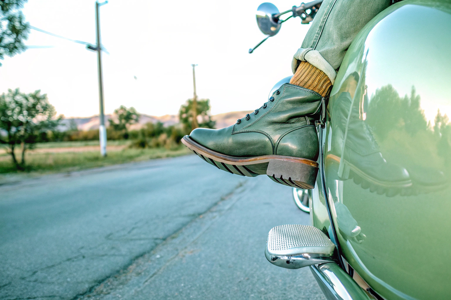 Motorradschuhe auf Fußrasten
