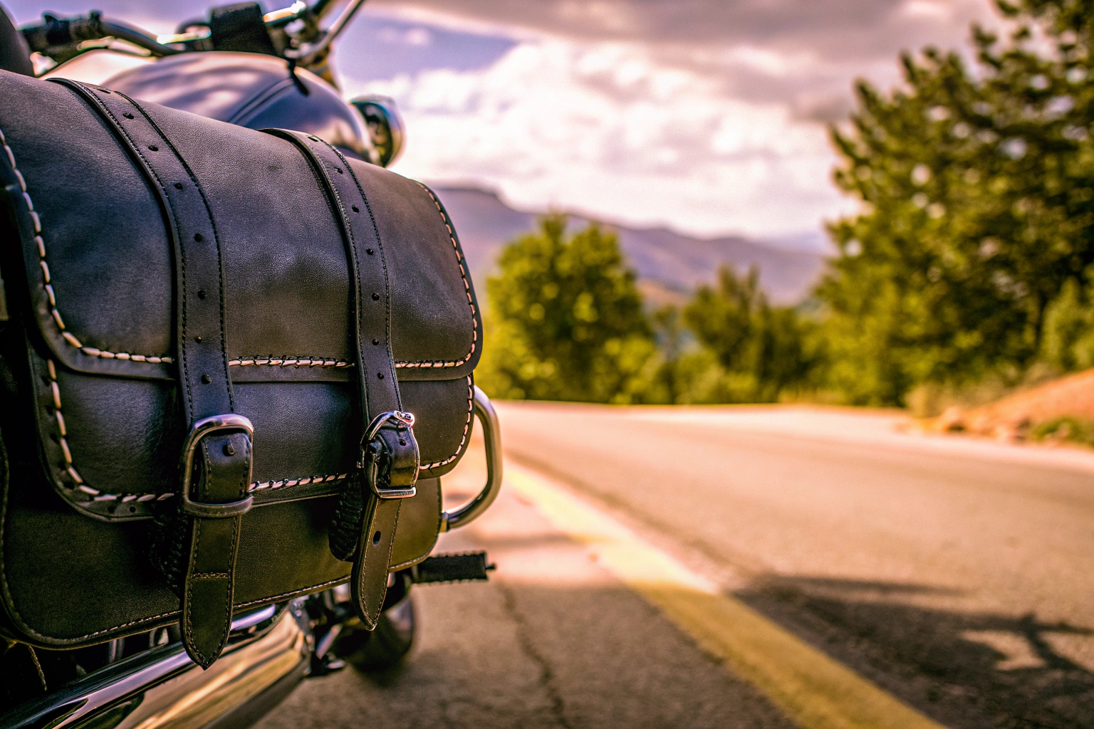 Motorradtasche an einem Motorrad befestigt, bereit für eine Tour Motorradtasche an einem Motorrad