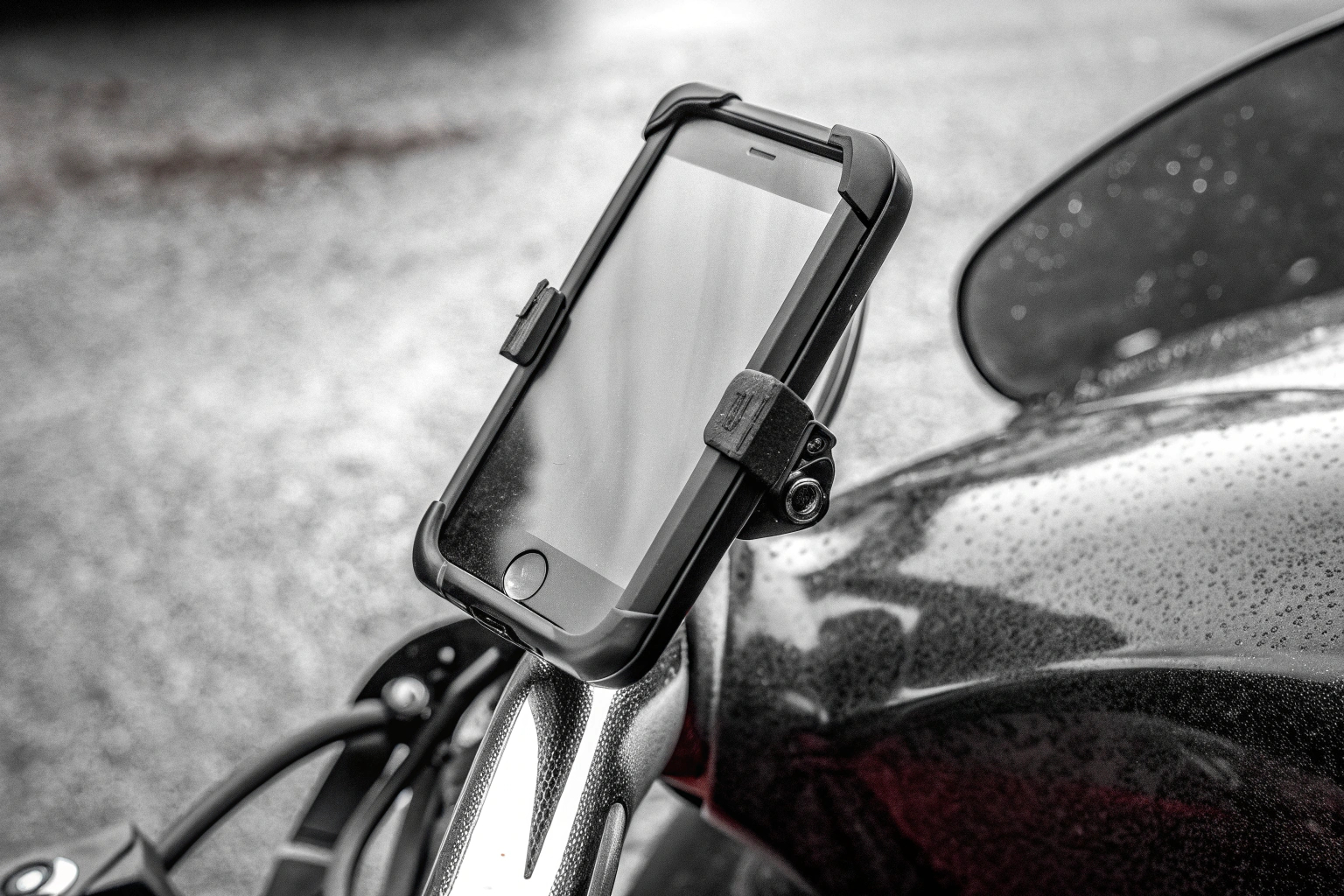 Nahaufnahme der Shapeheart-Telefonhalterung an einem Motorradlenker. Nahaufnahme der Shapeheart-Telefonhalterung