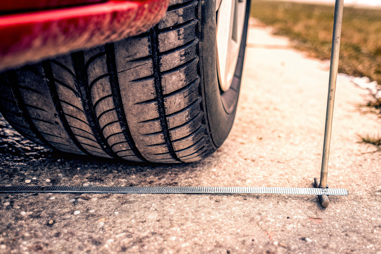 Nahaufnahme eines Autoreifens, der auf die richtige Profiltiefe überprüft wird. Autoreifen Überprüfung
