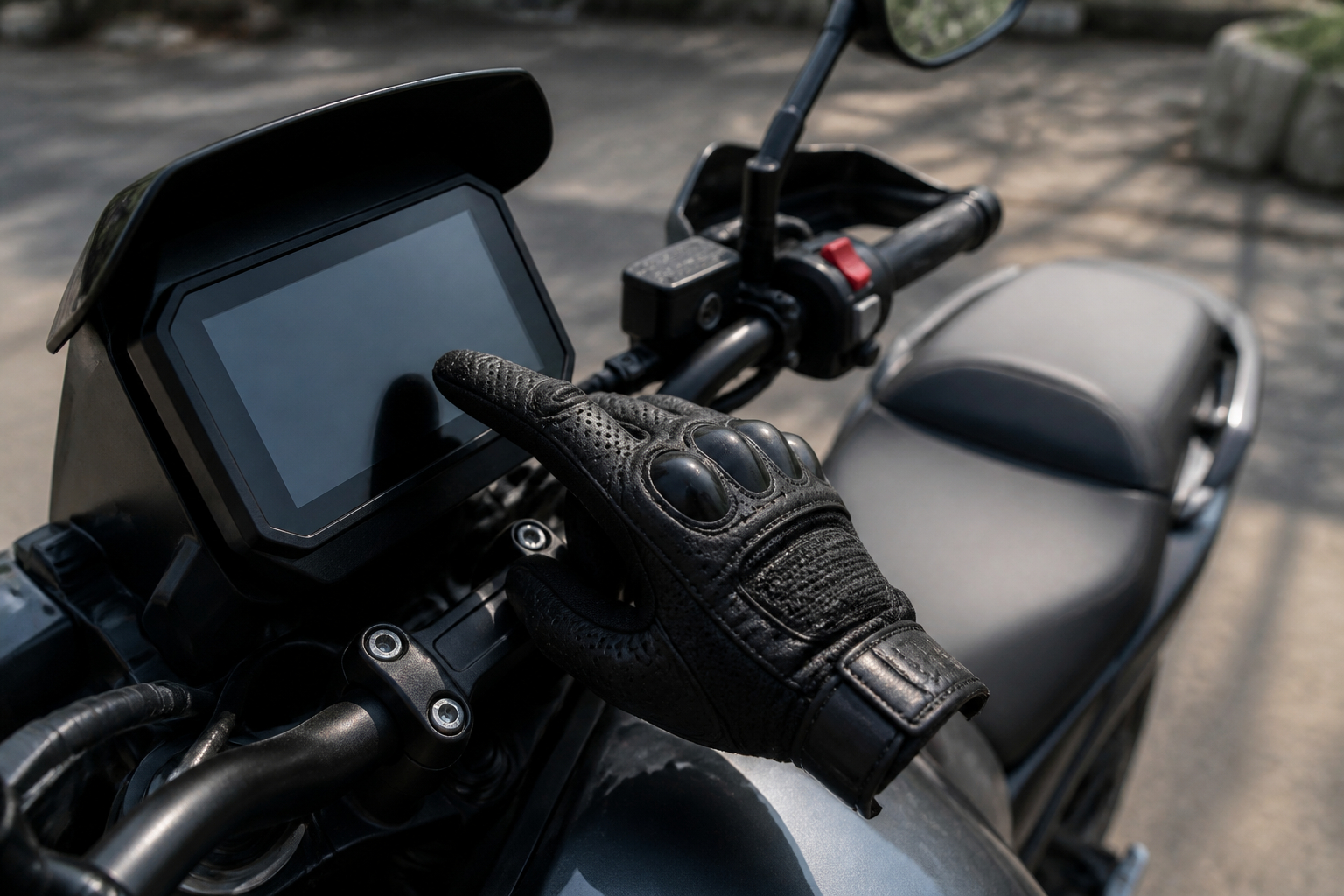 Motorradhandschuhe mit Touchscreen am Navigationsgerät im Stand