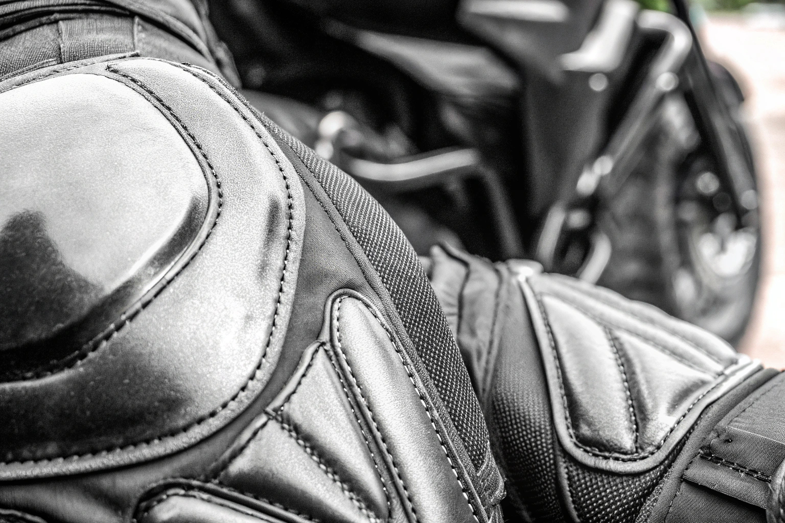 Nahaufnahme von Motorradschutzkleidung mit CE-zertifizierten Protektoren Motorradschutzkleidung mit Protektoren