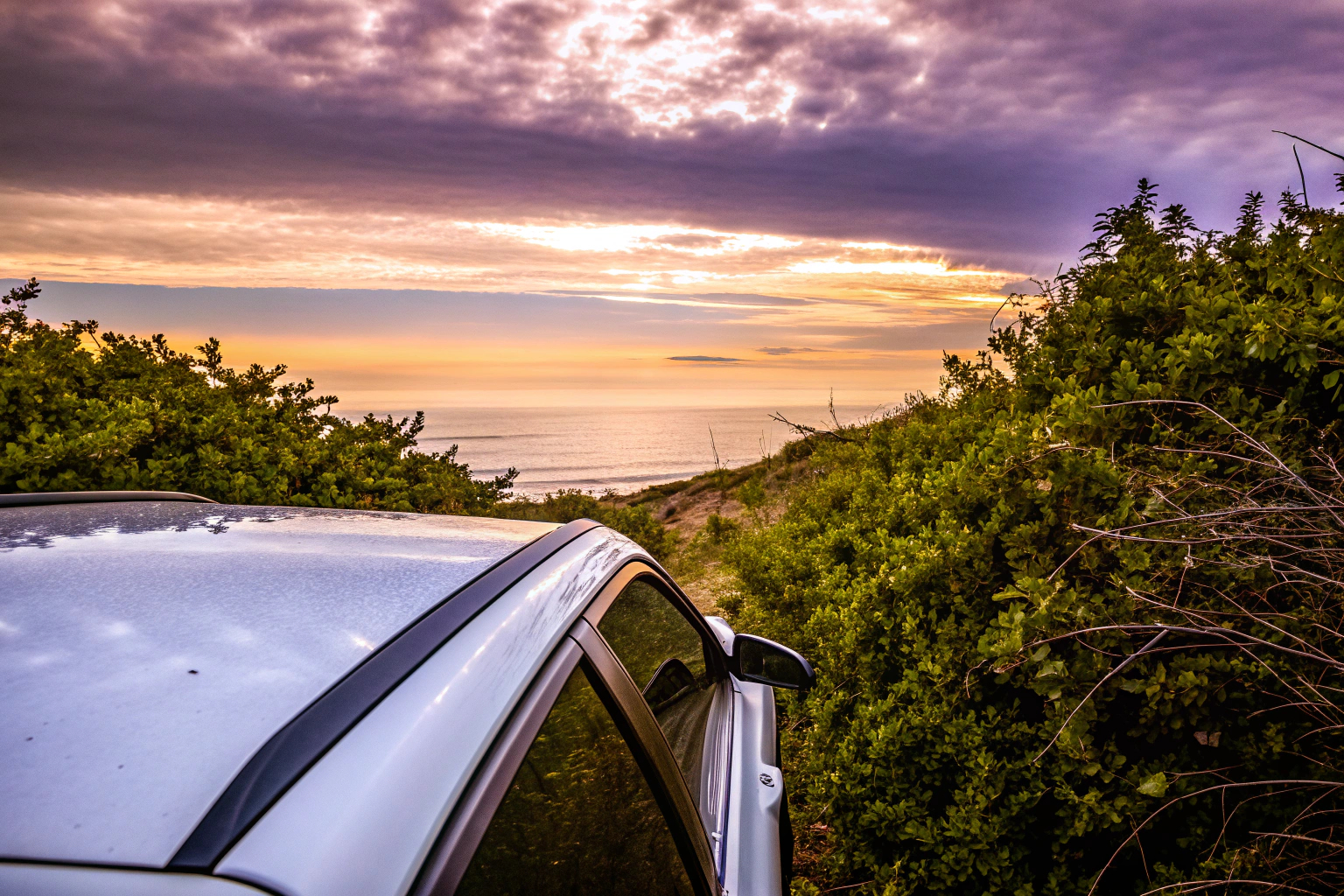 Paar bei Sonnenuntergang auf Roadtrip